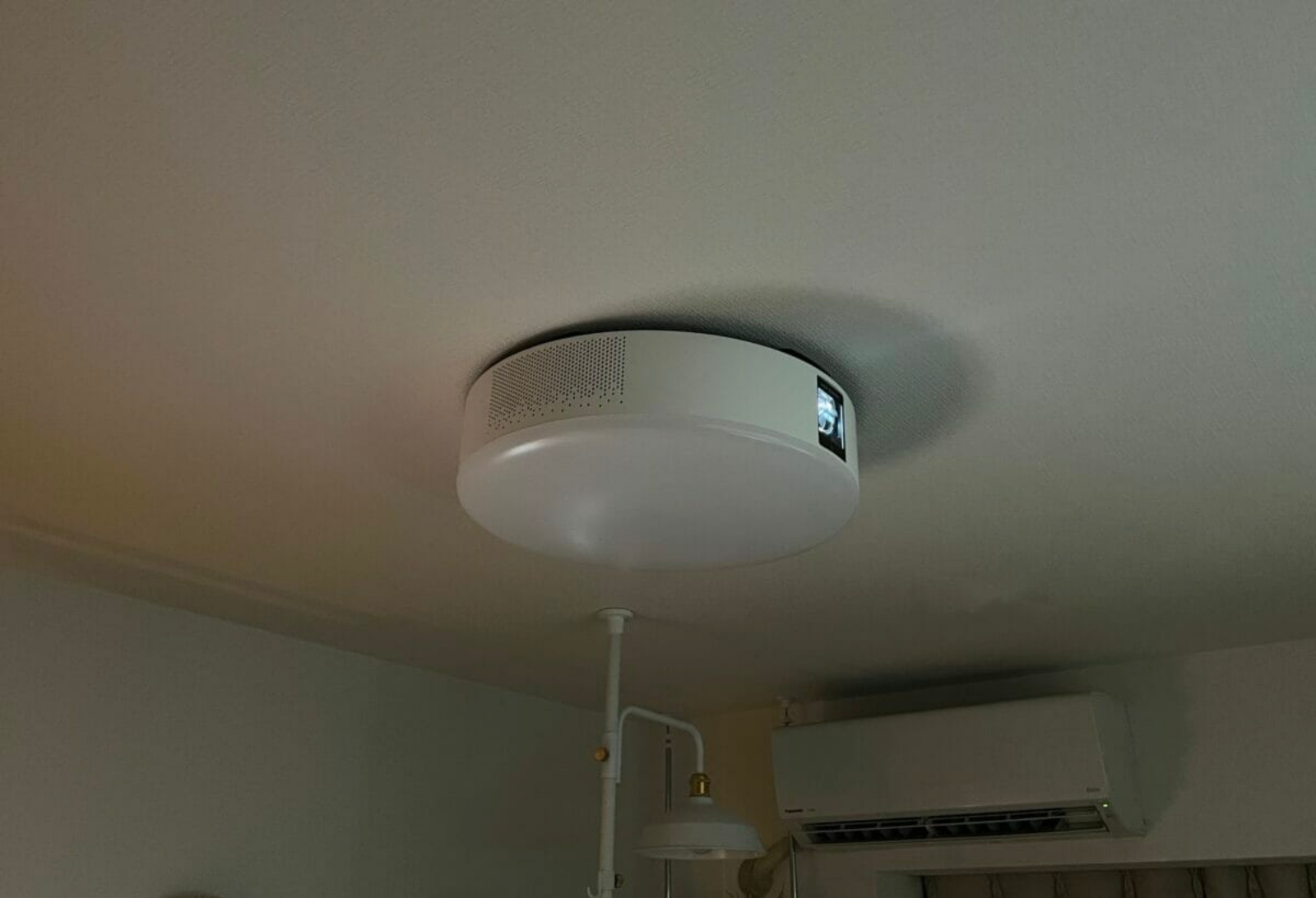 Aladdin X2 Plus レビュー|2との違いは?テレビが不要になるスマートシーリングプロジェクター!