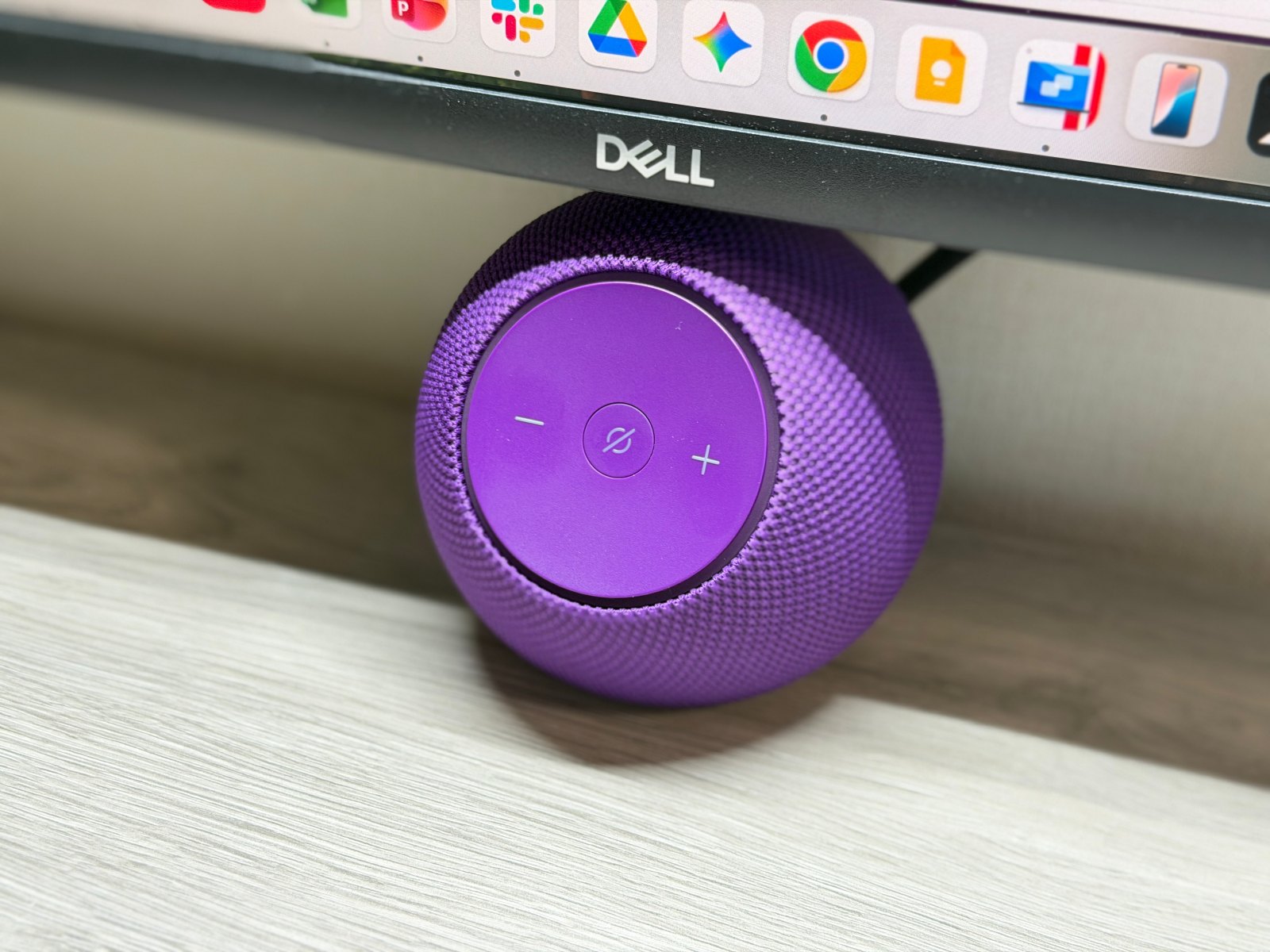 正面上向きにボタンが向いているため、PCモニター直下に置いた際などに操作がしやすい