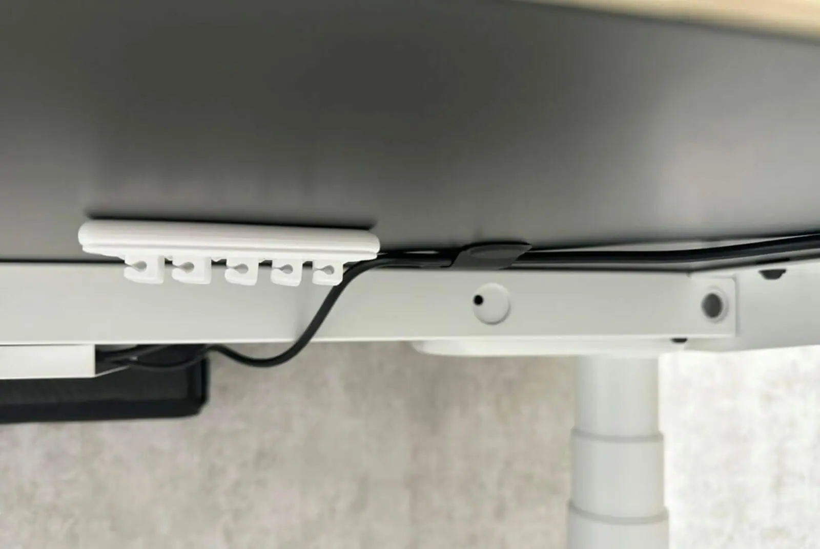 COFO Desk Premium レビュー｜まさに理想の電動昇降デスク！天板裏の