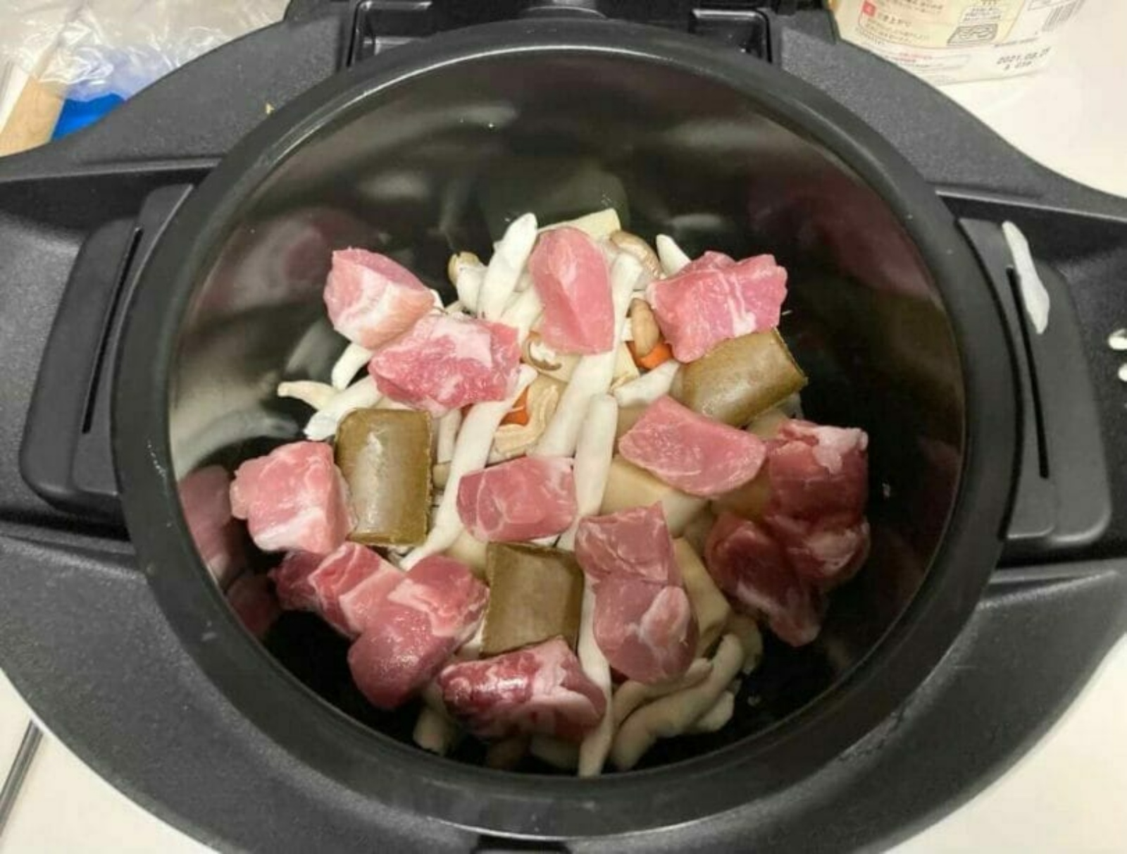 食材と調味料を入れてボタンを押すだけで出来上がる