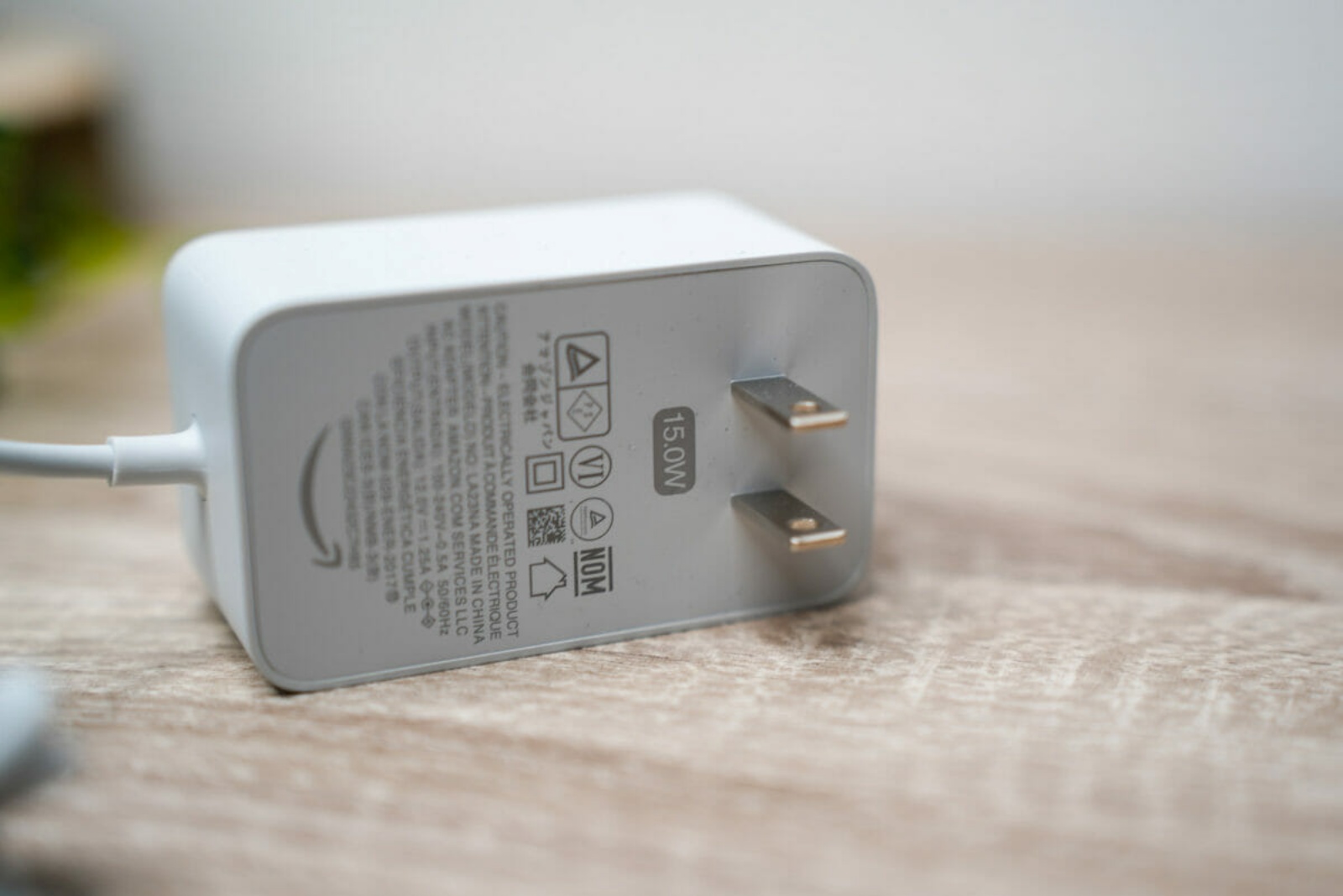 専用のアダプターにより動作（15Wタイプ）