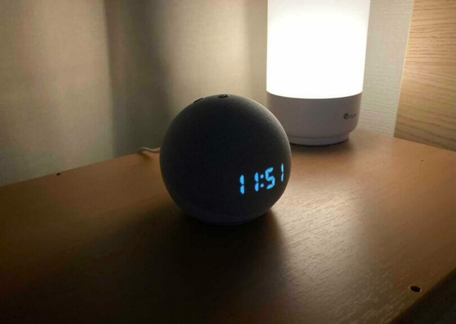 ナイトテーブルなどにも場所を取らずに設置できます（with clockモデルは置き時計としても活躍）