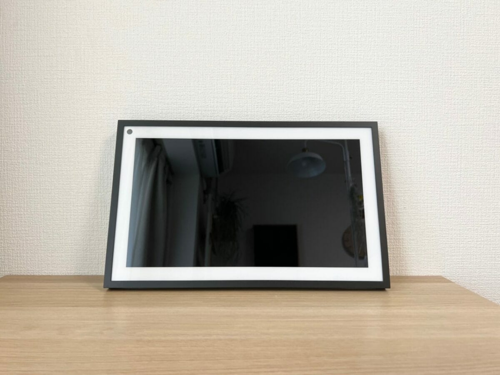 他のEchoシリーズと比較すると、ディスプレイサイズとベゼルの幅により、存在感のある大きさです。