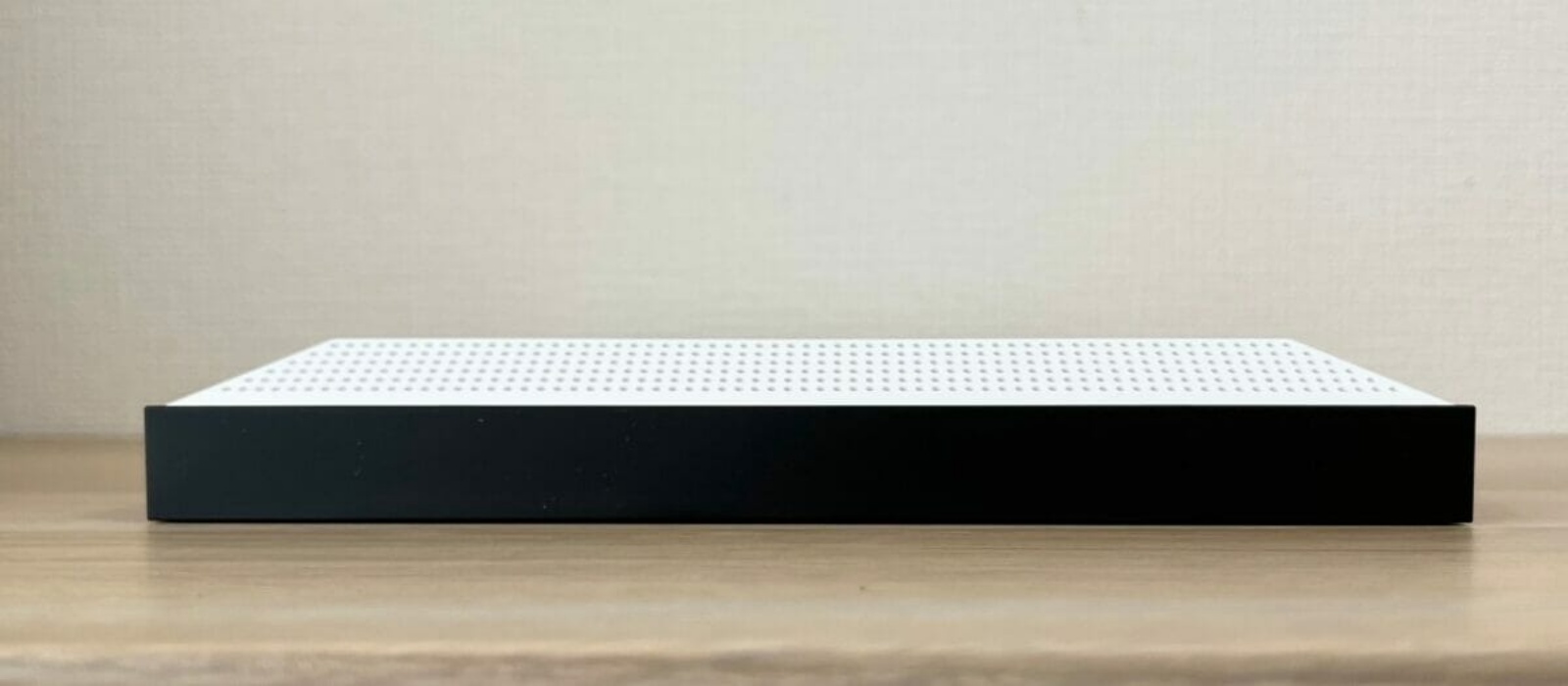 壁に取り付けた際、ディスプレイ部分が少し前面に出る形になります。