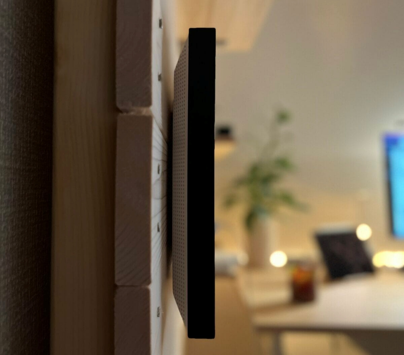 壁に取り付けた際、ディスプレイ部分が少し前面に出る形になります。