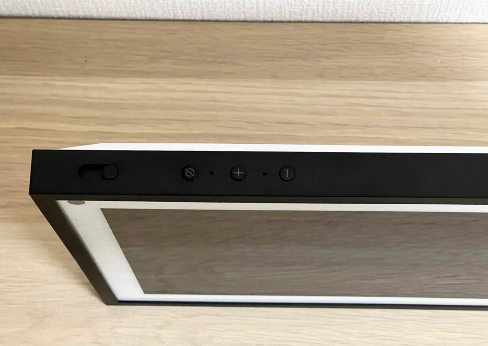 操作ボタンの配置は、従来のEcho Showシリーズを踏襲しています。