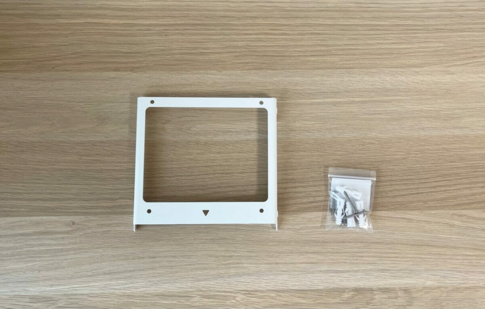 付属のマウントキットなどで取り付けられます。