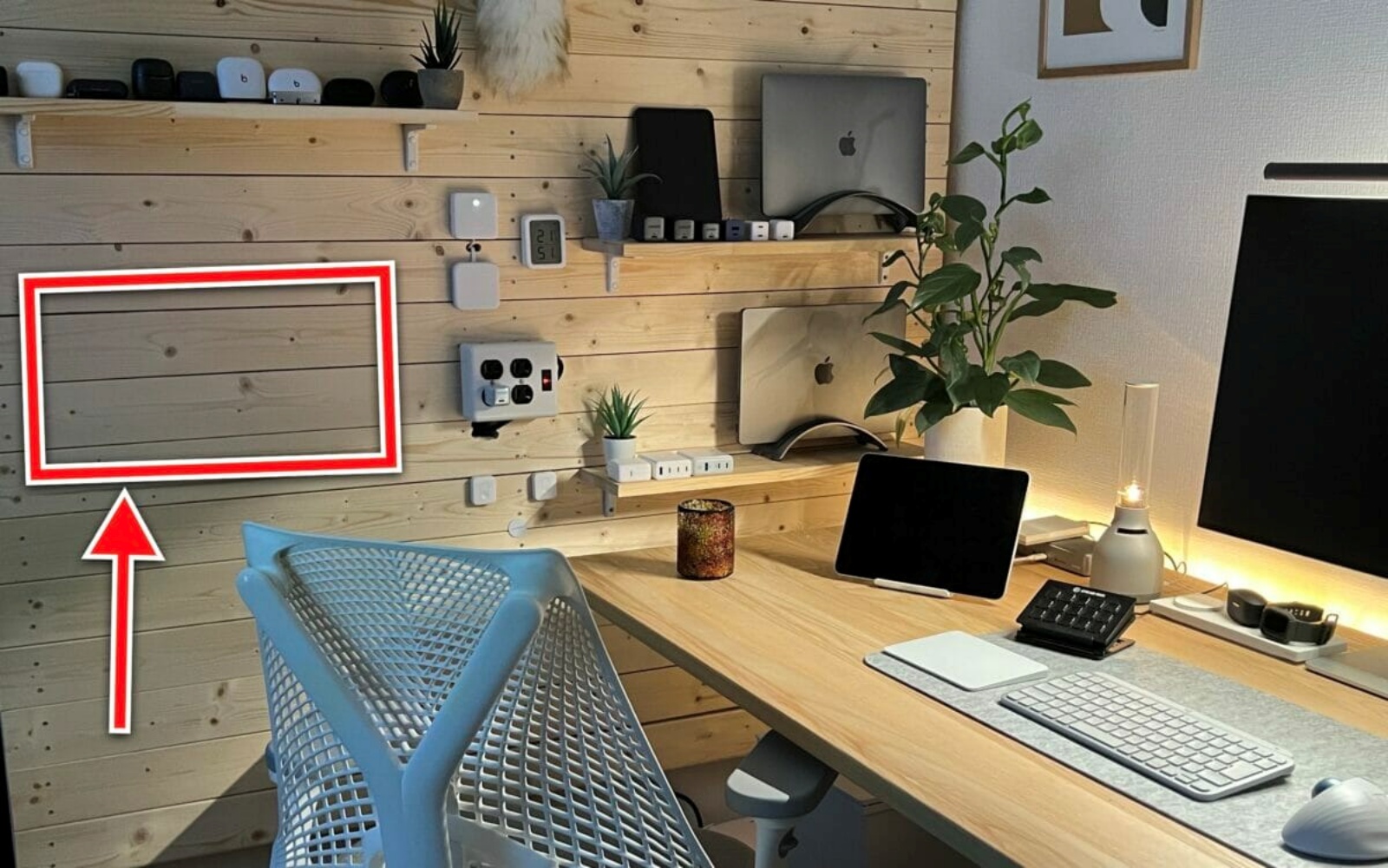 テンプレートを使い、正確な位置にアンカー用の下穴を開けます。