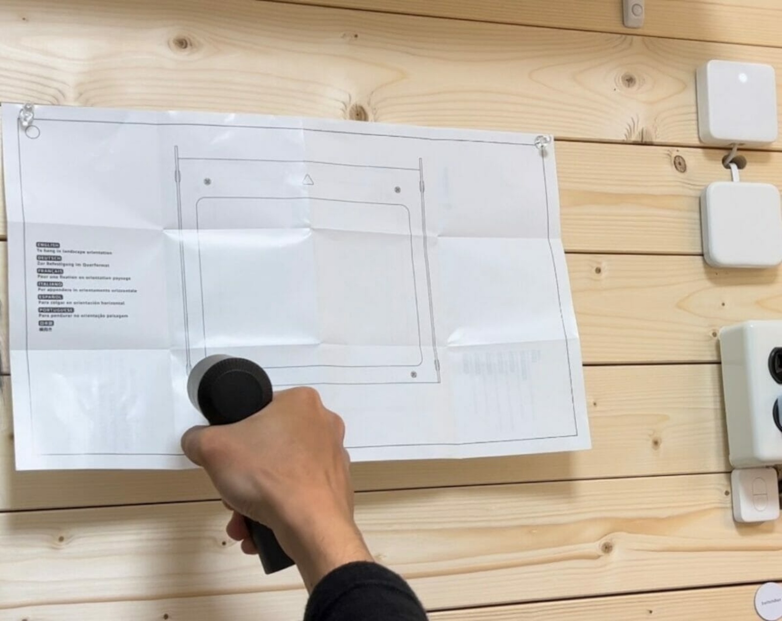 配線を裏側に通すことで、よりスマートな印象になります。