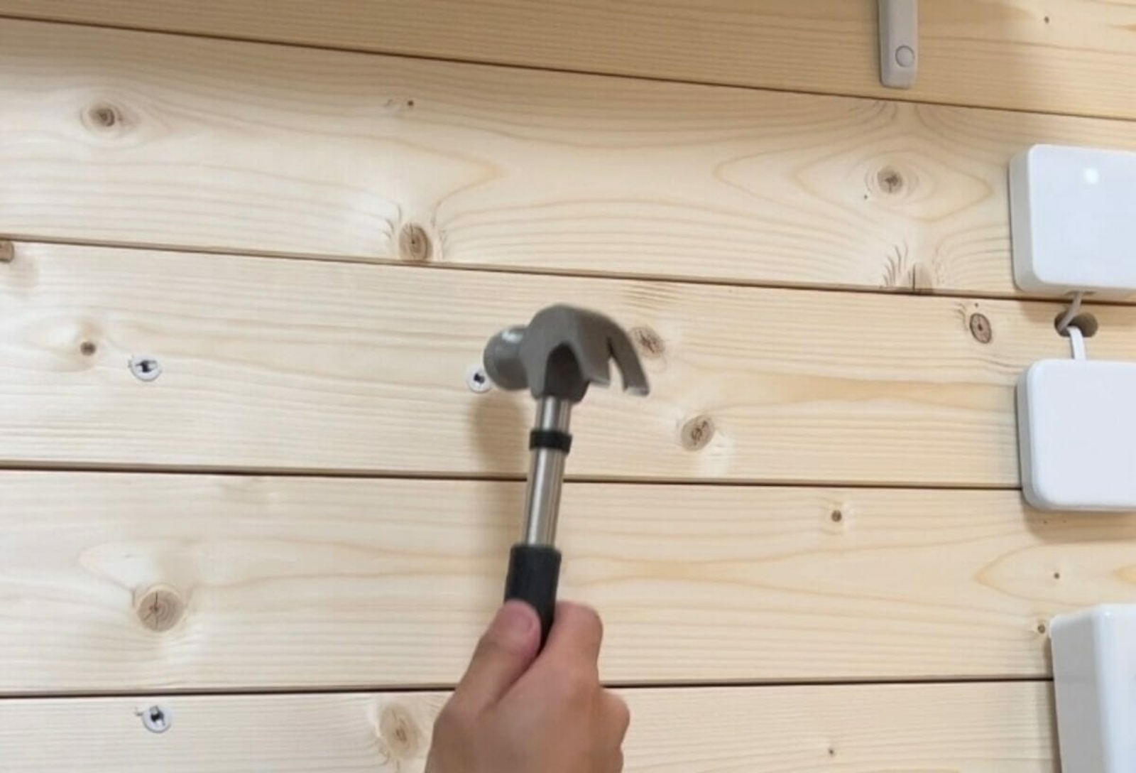 配線を裏側に通すことで、よりスマートな印象になります。