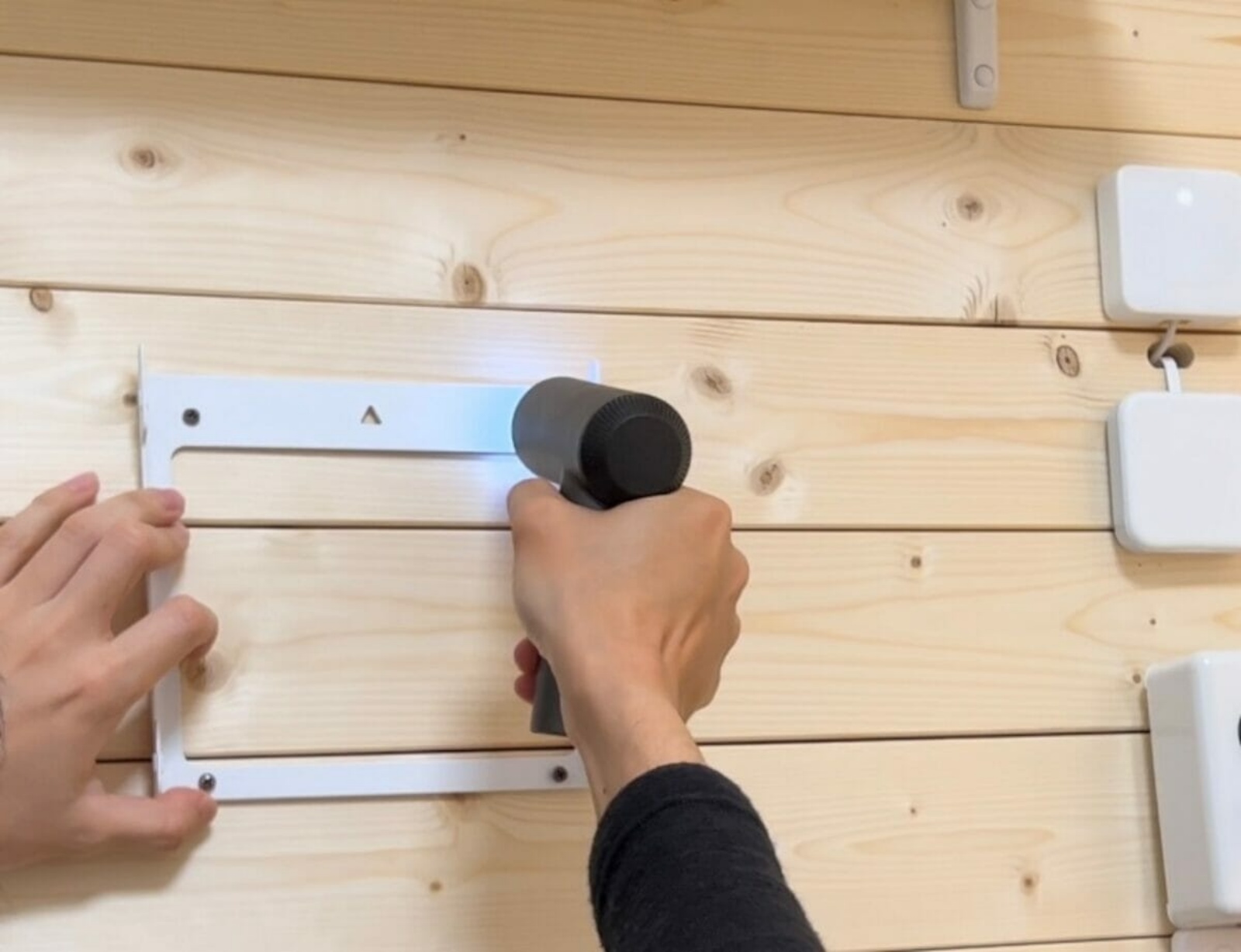 「壁美人」を使用すれば、縦向きでの設置も可能です。