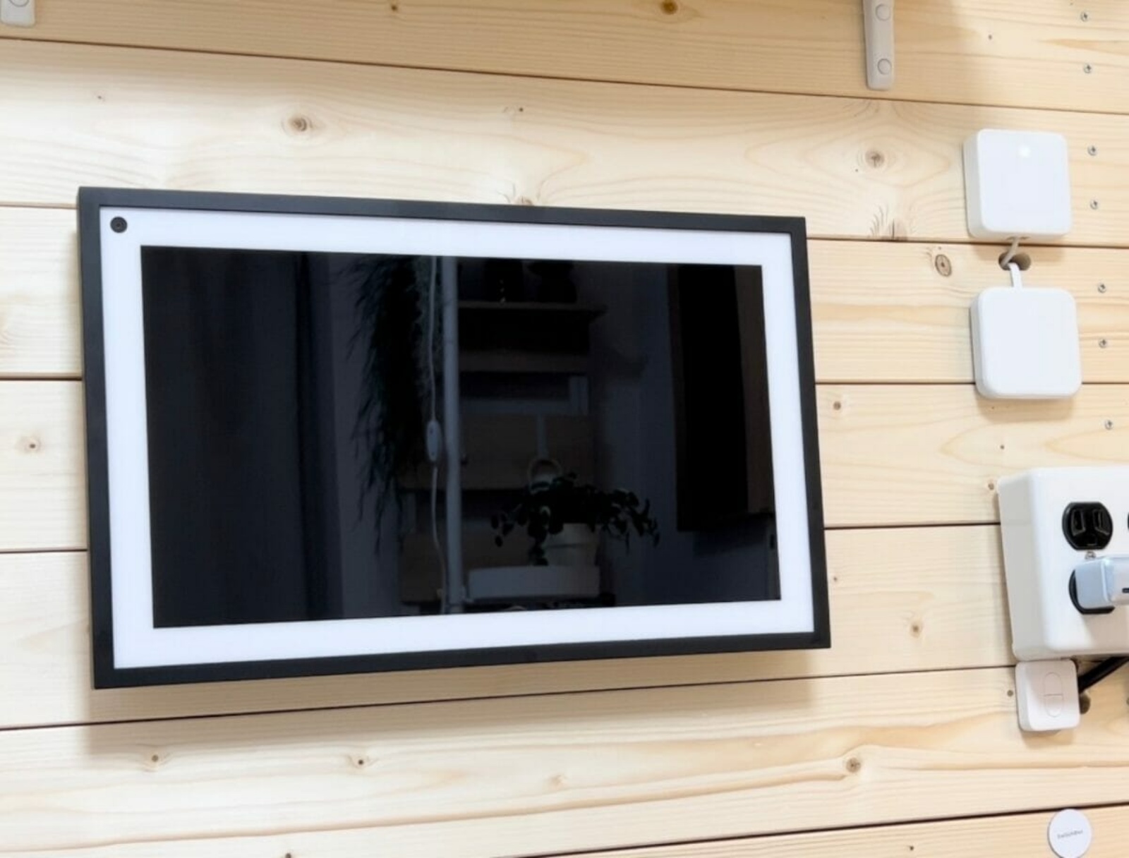 「壁美人」を使用すれば、縦向きでの設置も可能です。