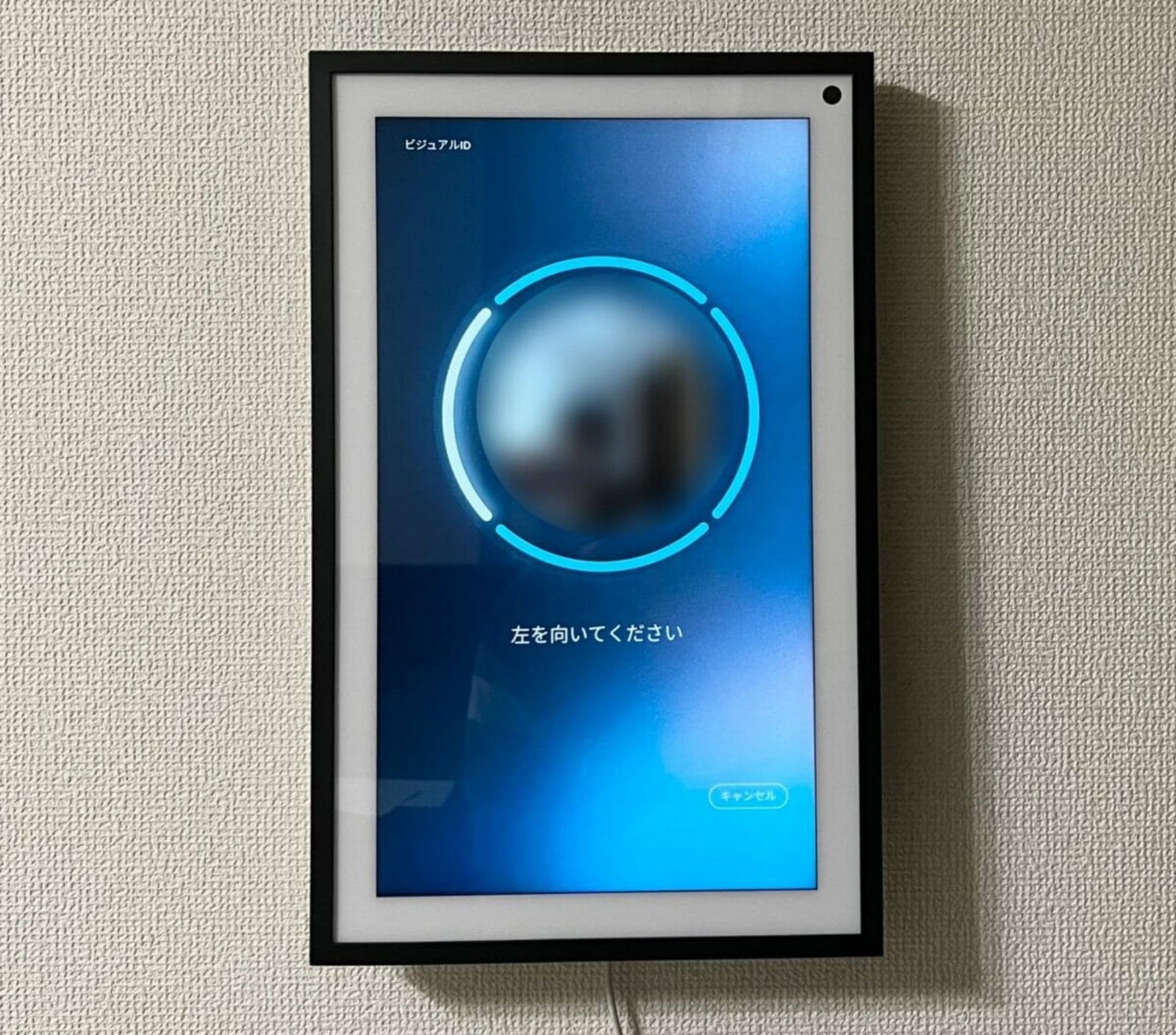 登録方法はスマートフォンの顔認証機能に似ており、簡単に行えます。