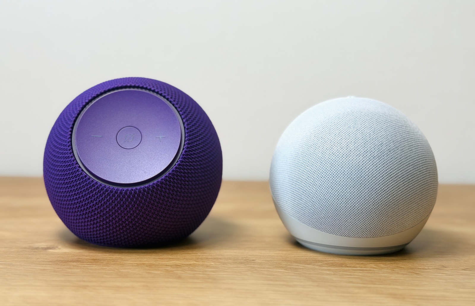 Echo Dot Max(左)とEcho Dot 第5世代(右)のサイズ感