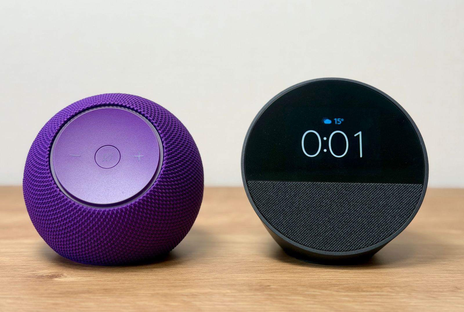 Echo Dot Max(左)とEcho Spot(2024年発売)との比較