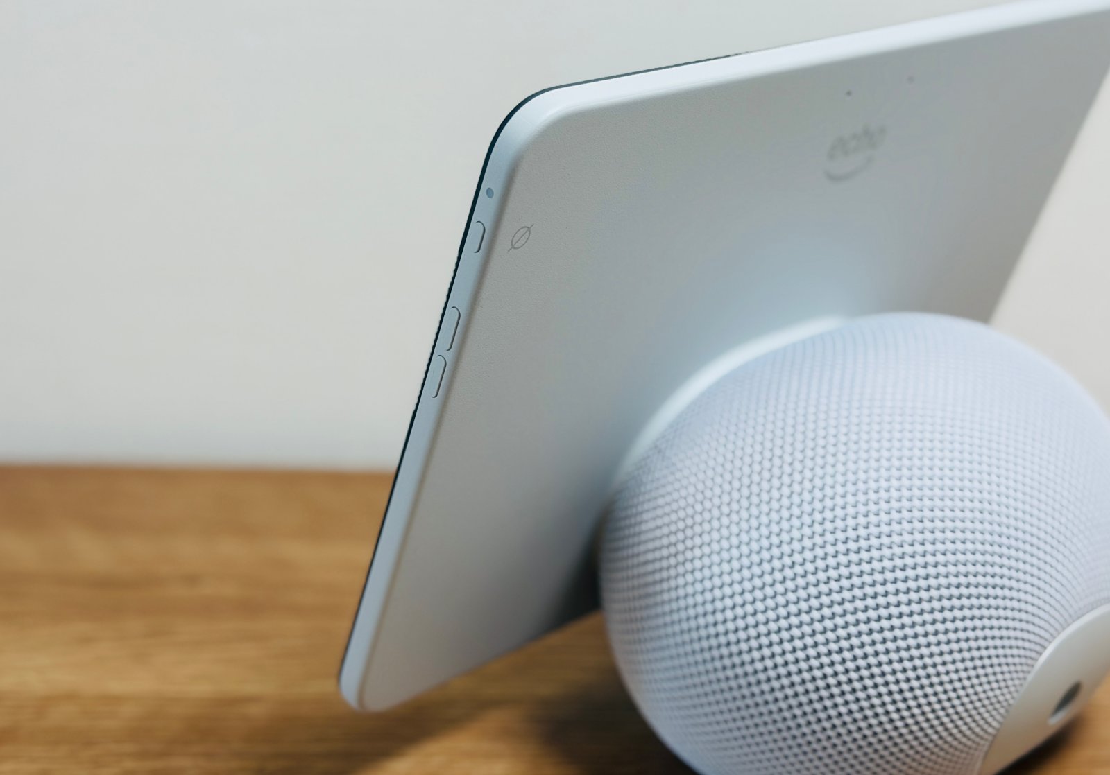 側面にはマイクボタンや音量調節ボタンあり