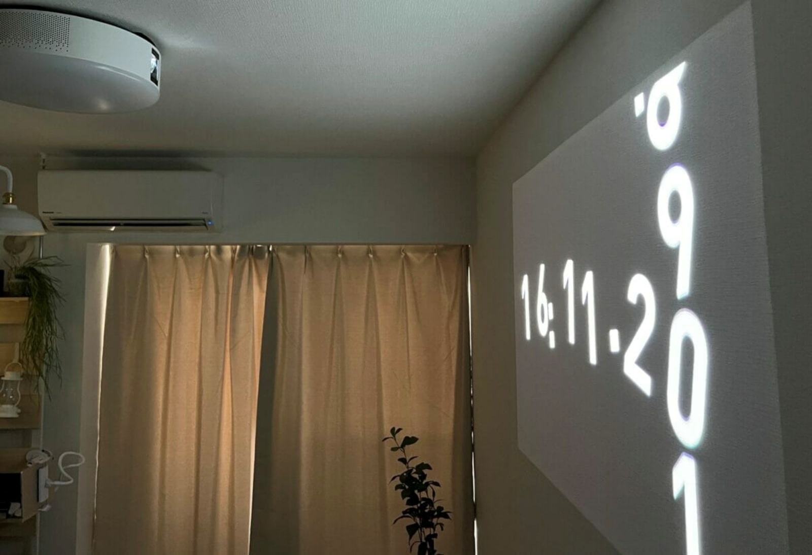 シーリングライトから壁まで至近距離でも大画面の投影が可能