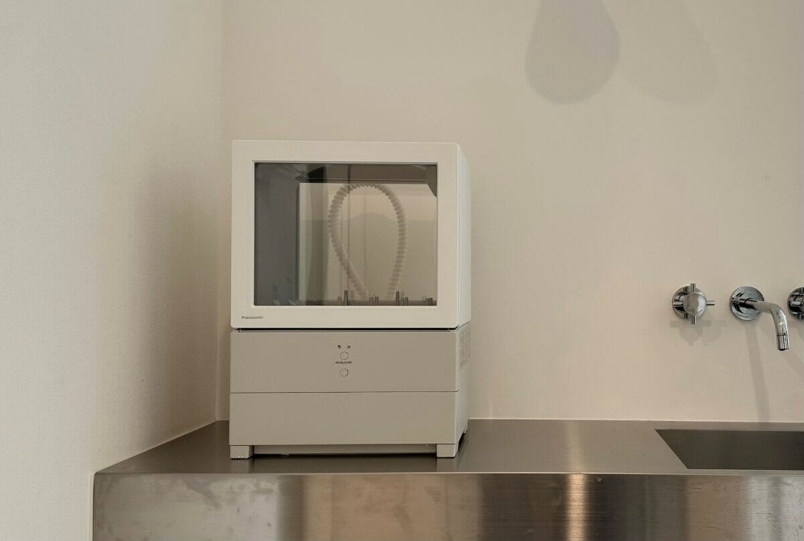 コンパクトな設計で、狭いキッチンカウンターでも置きやすい