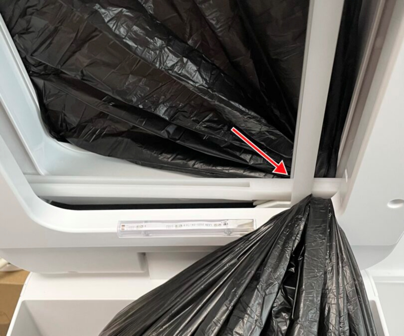 ゴミ袋を自動で閉じてくれるので、手を汚すことがほぼ無い