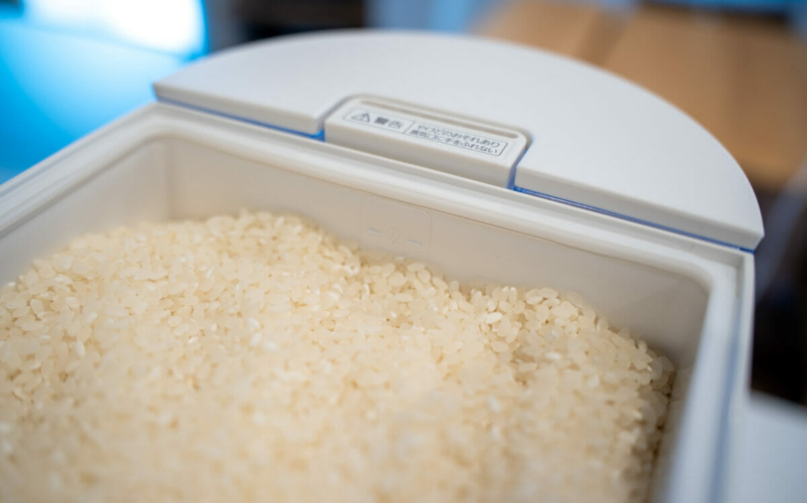 本体のタンクに無洗米と水をセット