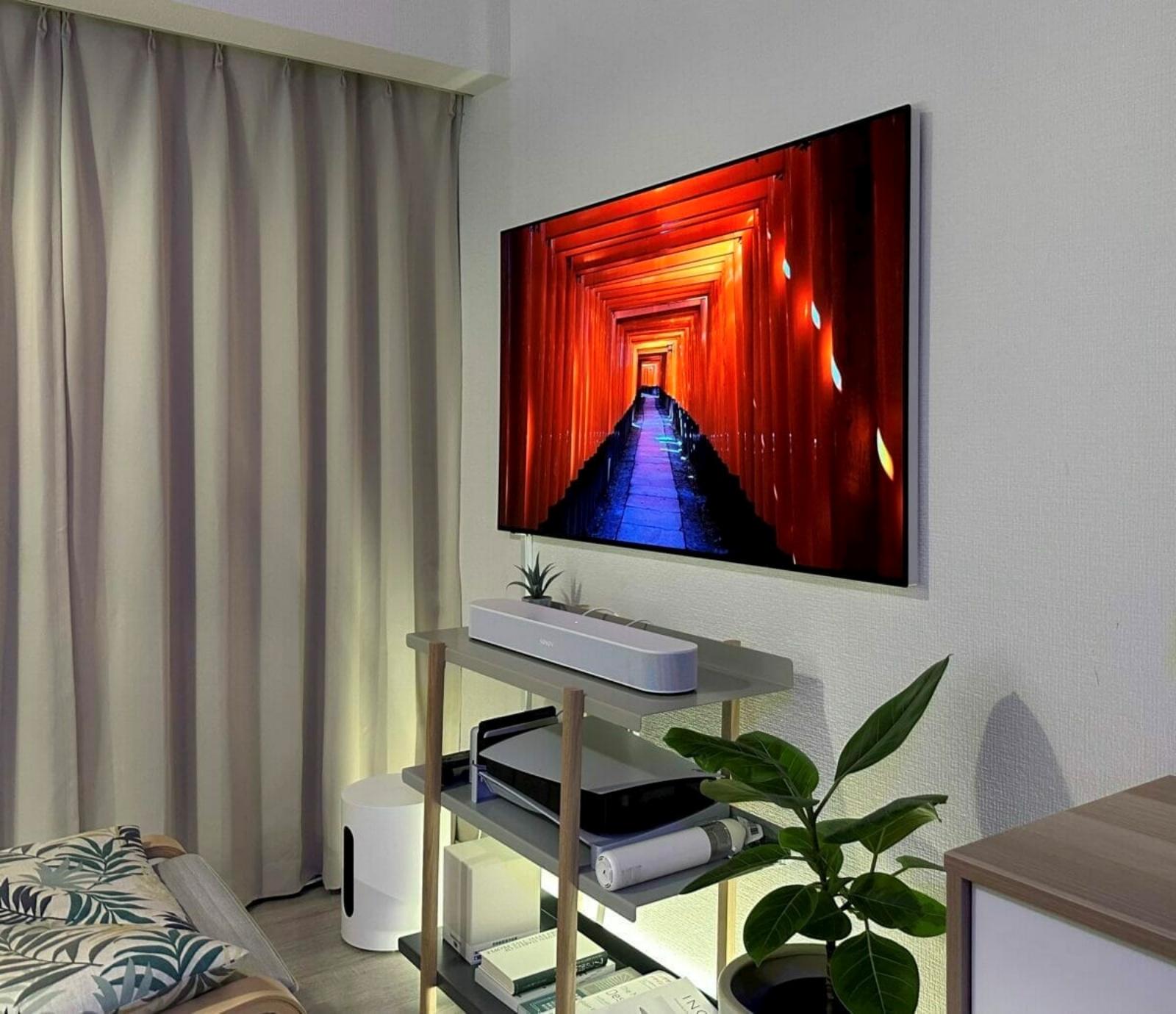 視野角が広く、有機ELによる色鮮やかなディスプレイ