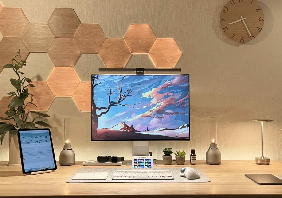 筆者のデスク周り。このように自由な形状で貼り合わせが可能。