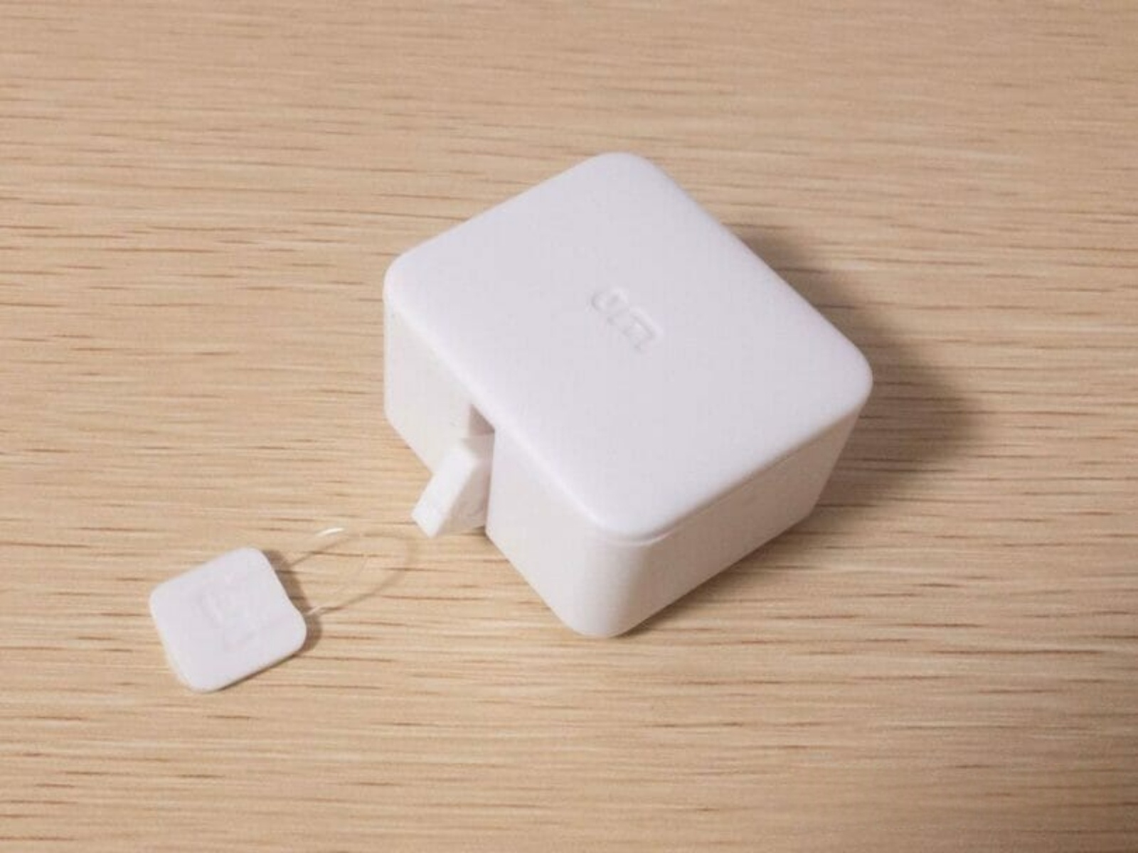 ロボットアームが物理的にスイッチを押す・引くことでON/OFFする