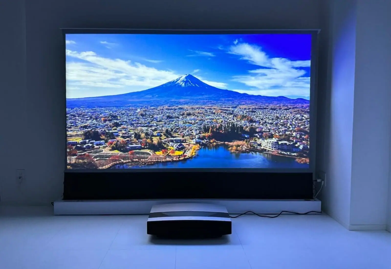 XGIMI AURA レビュー｜超近距離でも大画面投影が可能！鮮やかかつ