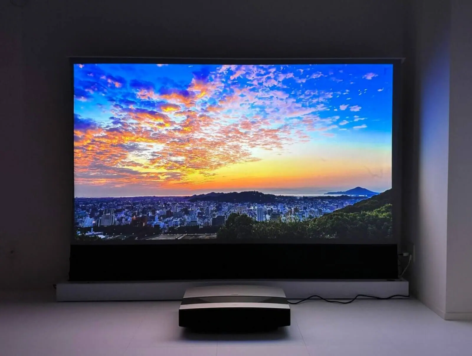 XGIMI AURA レビュー｜超近距離でも大画面投影が可能！鮮やかかつ