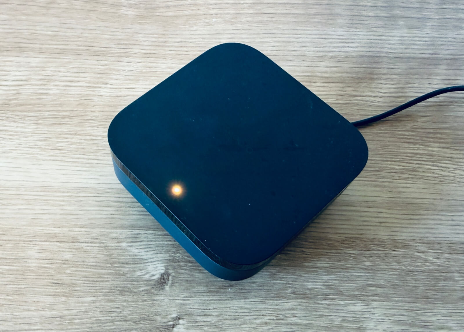 Aqara M3ハブのランプが黄色に点滅し、初期設定状態となる。