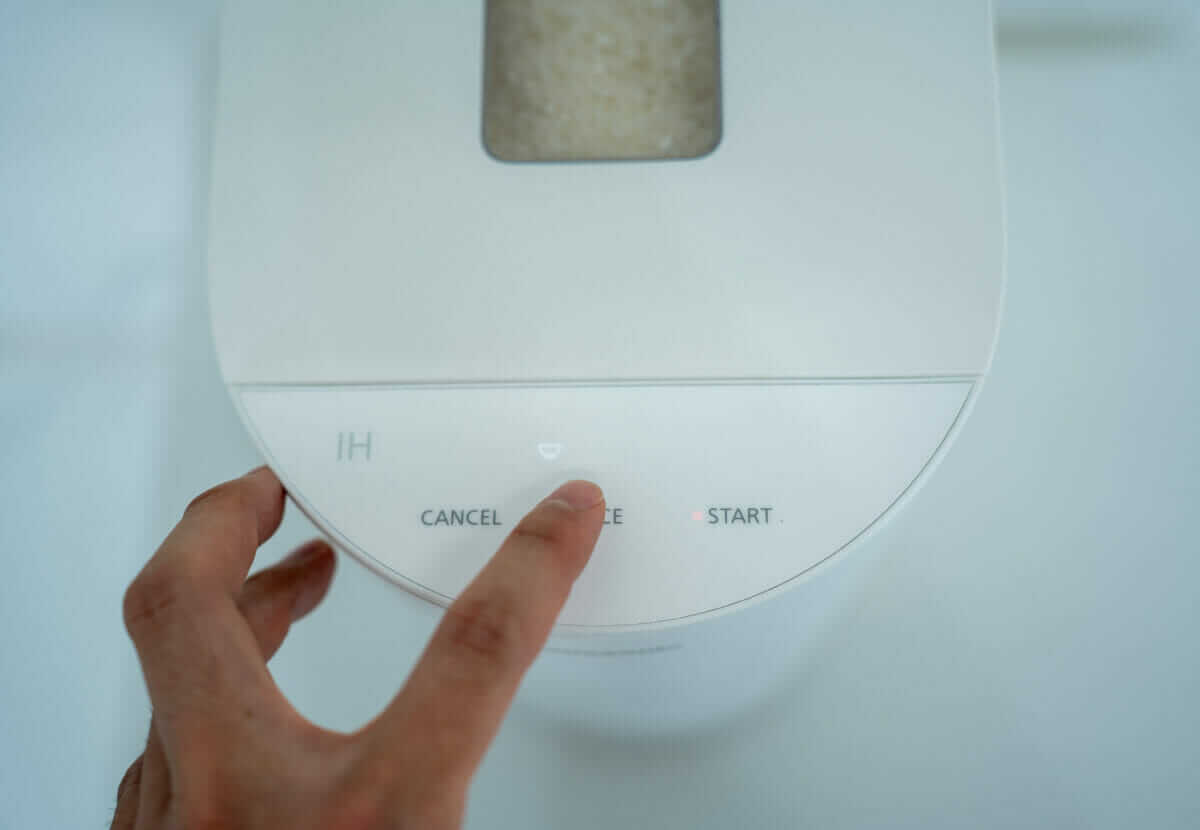 本体上部のタッチパネルから操作も可能