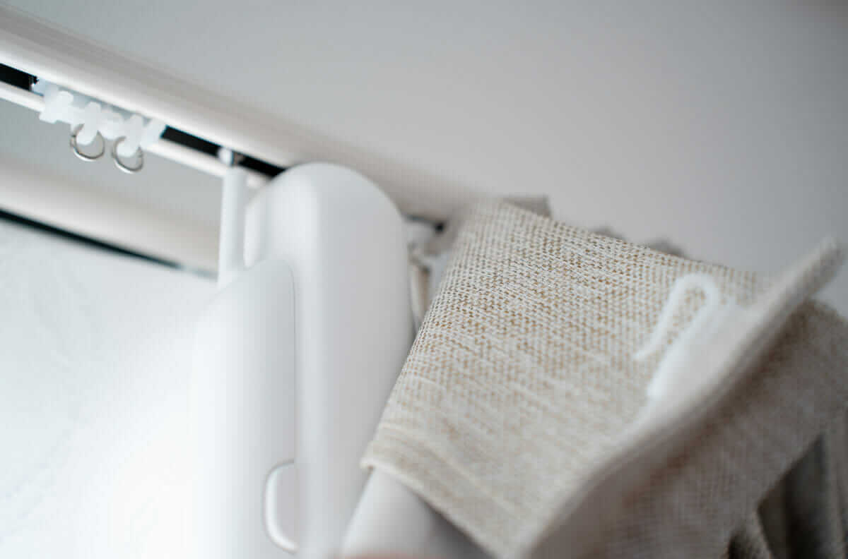 SwitchBotカーテン 第3世代 カーテンに設置した様子