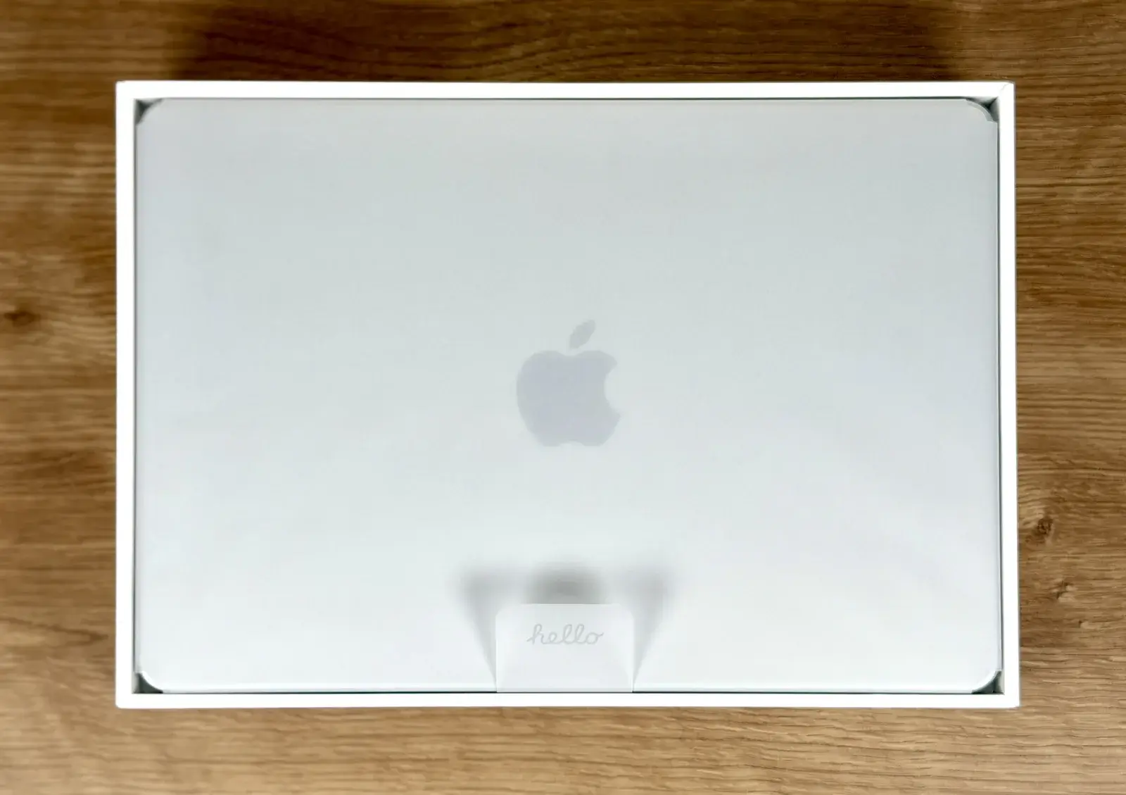MacBook Neoのパッケージを上から見た様子。helloの文字が見える