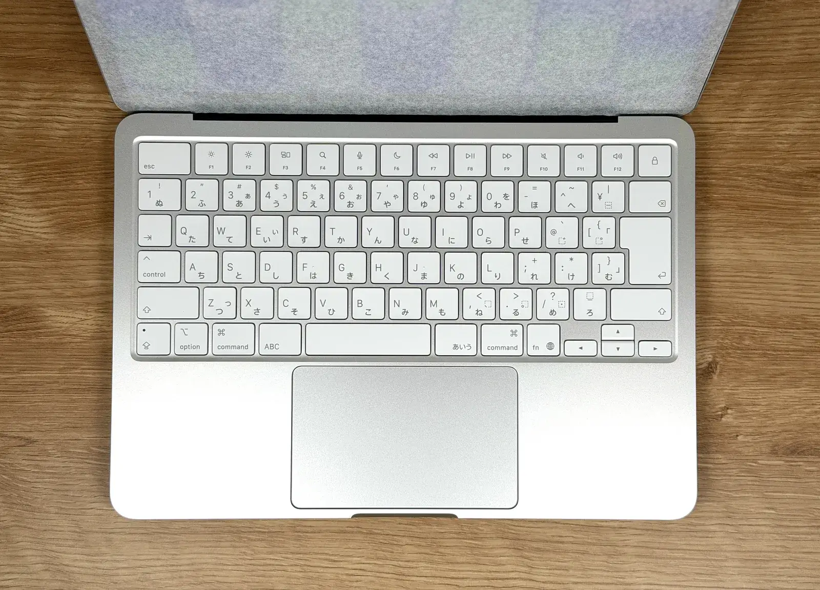 MacBook Neoのキーボードとトラックパッドの全体像