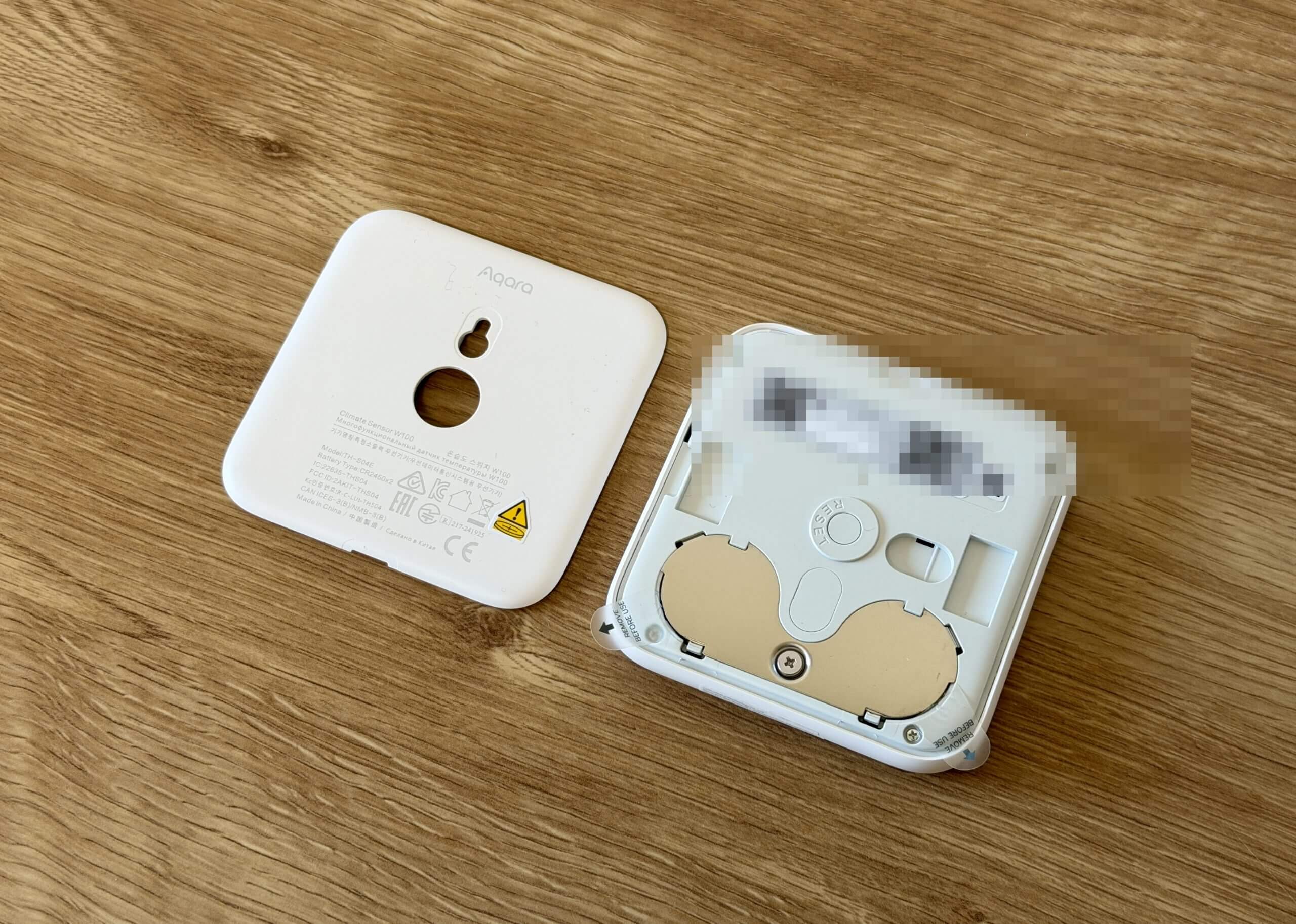 Aqara W100 背面カバーを外したところ 電池スロットとQRコード