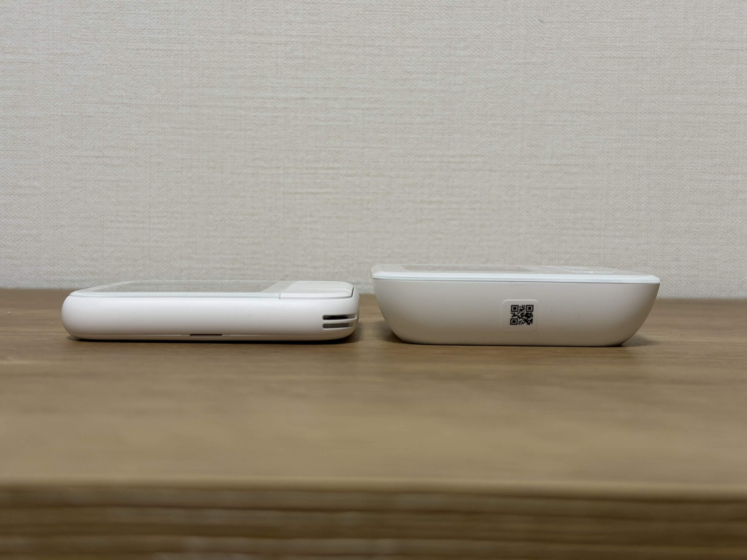 Aqara W100とSwitchBot温湿度計の厚さ比較
