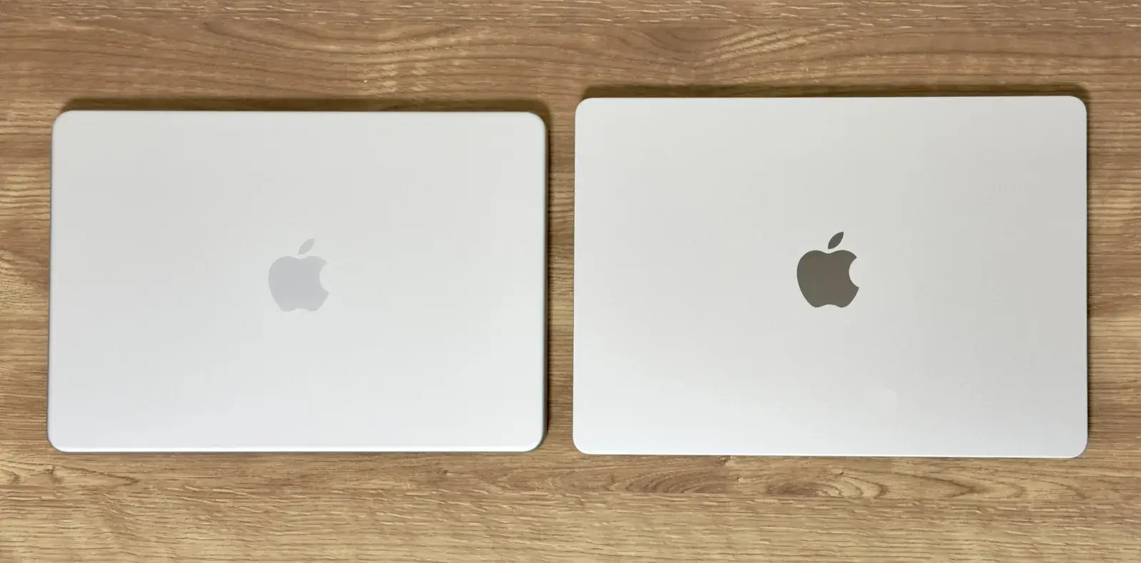 MacBook NeoとMacBook Air M5を閉じた状態で天面を並べた比較