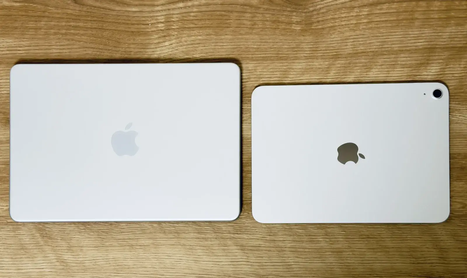 MacBook NeoとiPadのサイズ比較。ひとまわり大きい程度のコンパクトさ