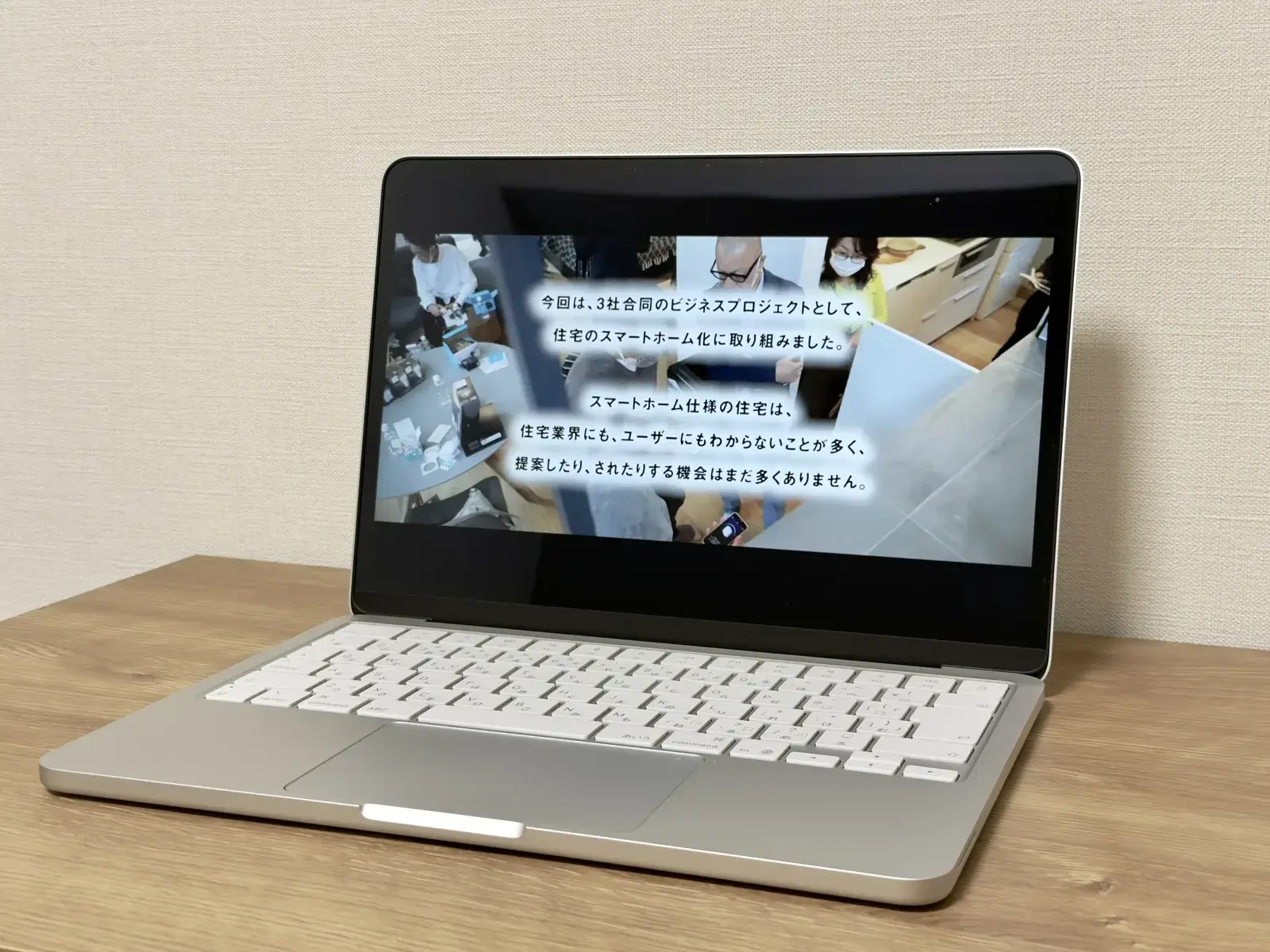 MacBook NeoでYouTube動画を視聴している様子