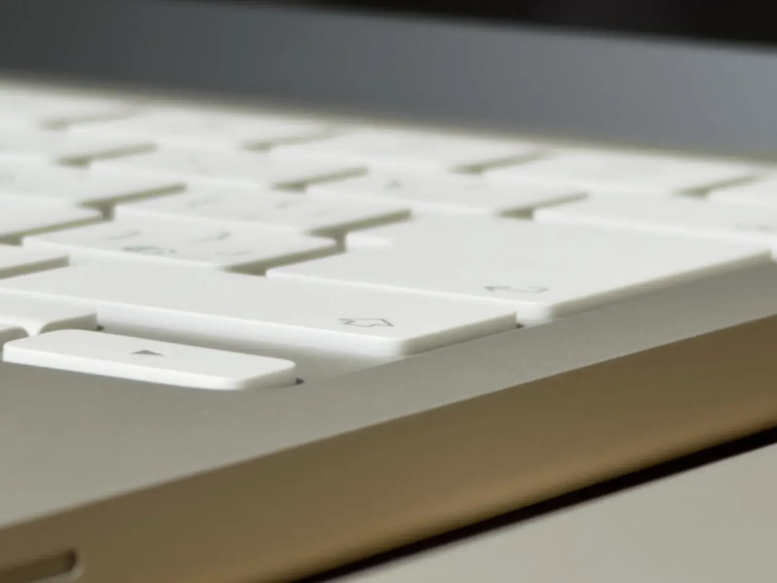 MacBook Neoのキーボード拡大。白いシザー構造のキーが並ぶ