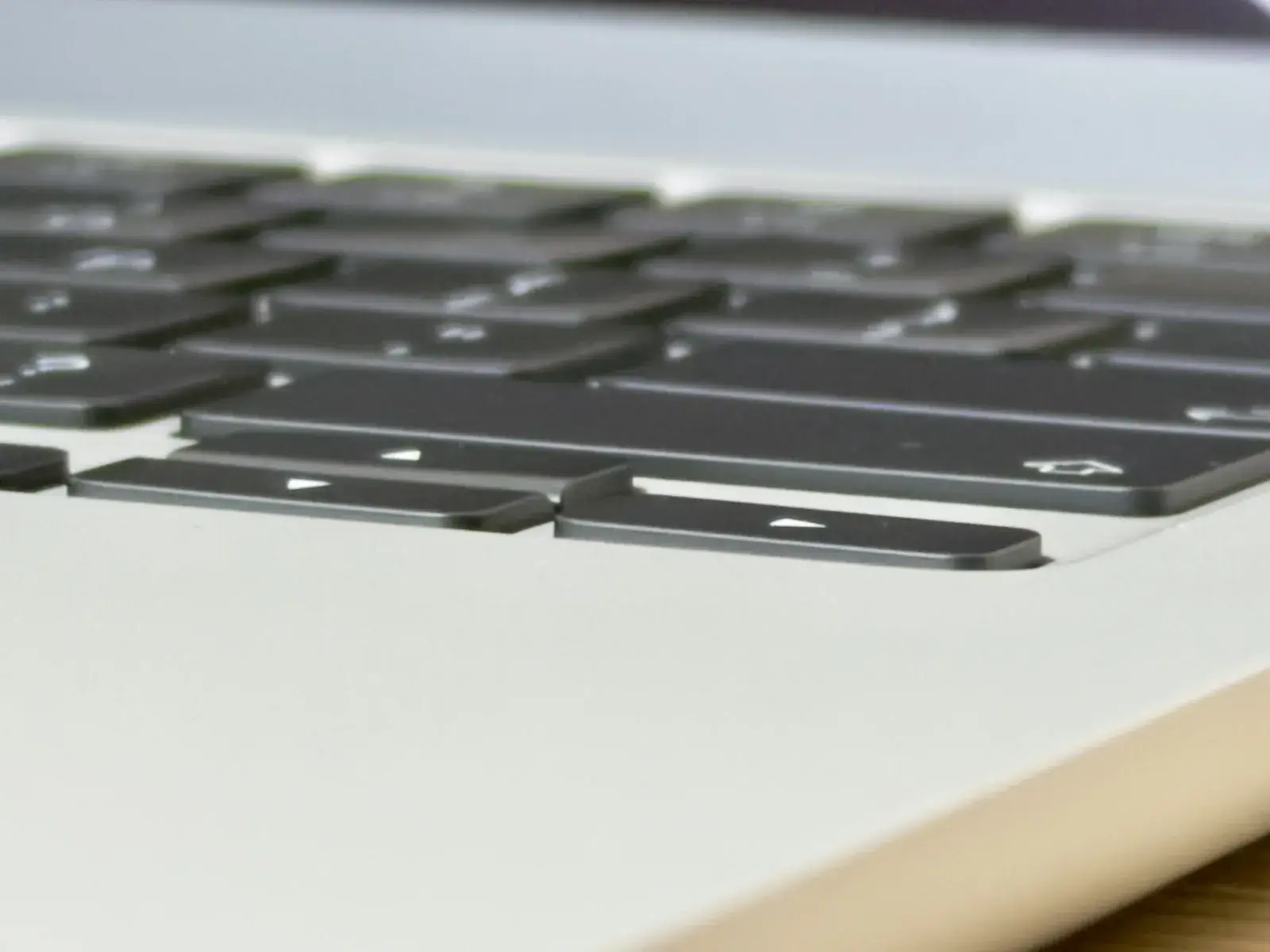 MacBook Air M5のキーボード拡大。黒いキーが並ぶ