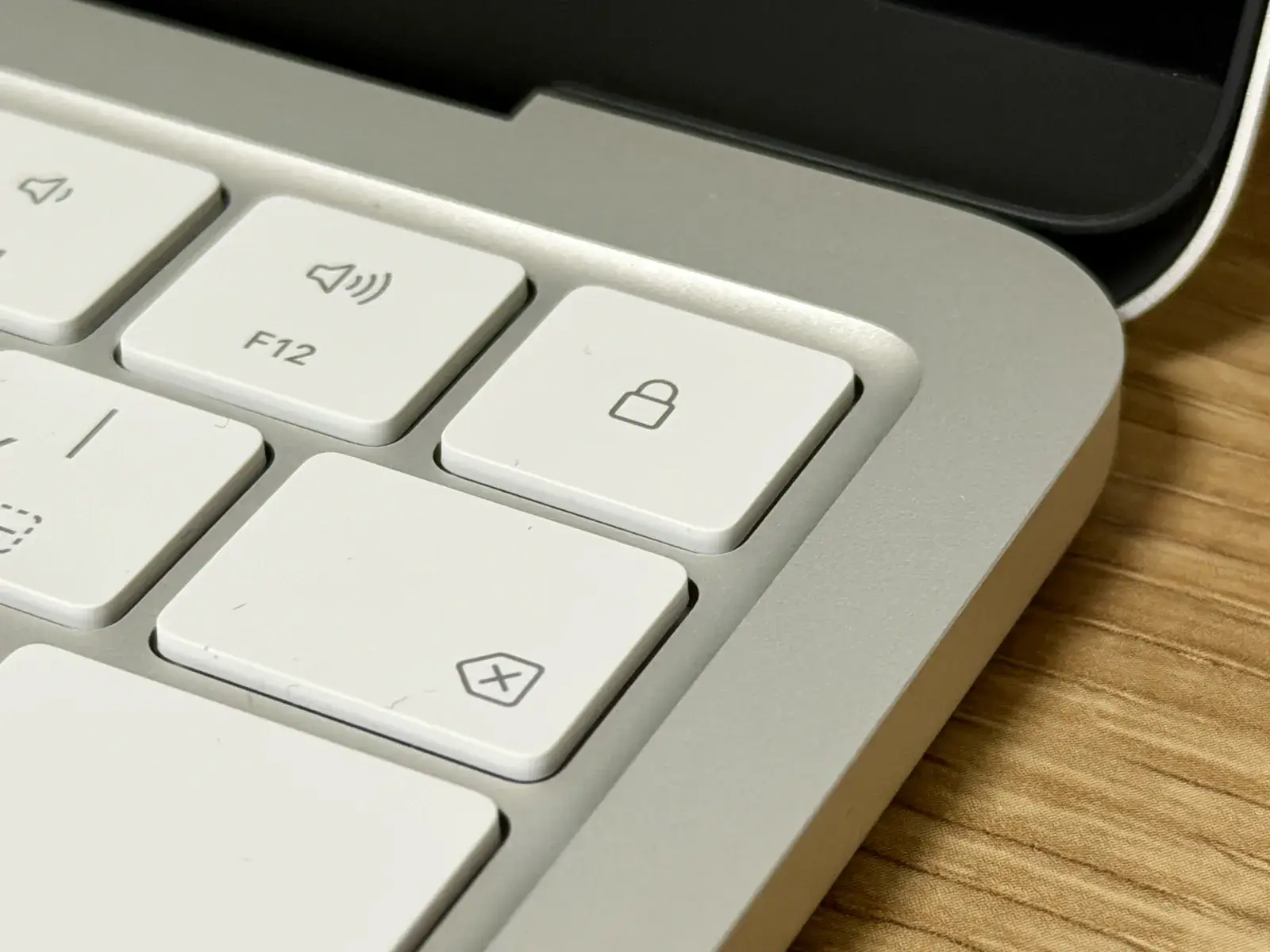MacBook Neo 256GBモデルのキーボード右上。Touch IDの代わりにロックボタンが配置されている