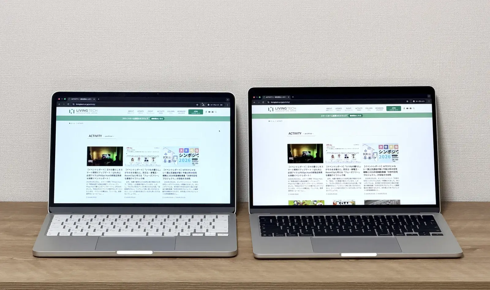 MacBook NeoとMacBook Air M5のディスプレイ比較。ベゼルの太さや色味の違いがわかる