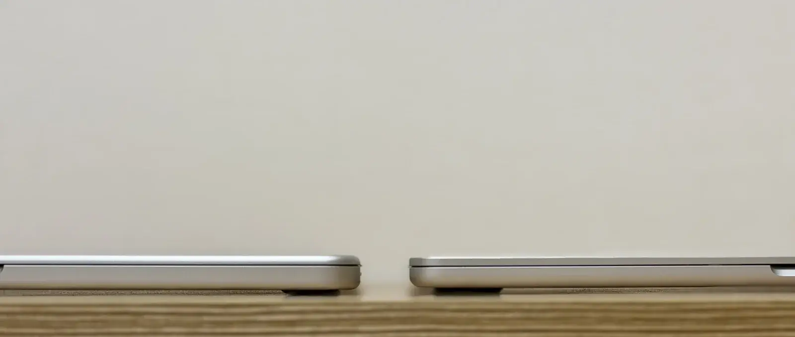 MacBook NeoとMacBook Air M5の側面を並べた厚みの比較