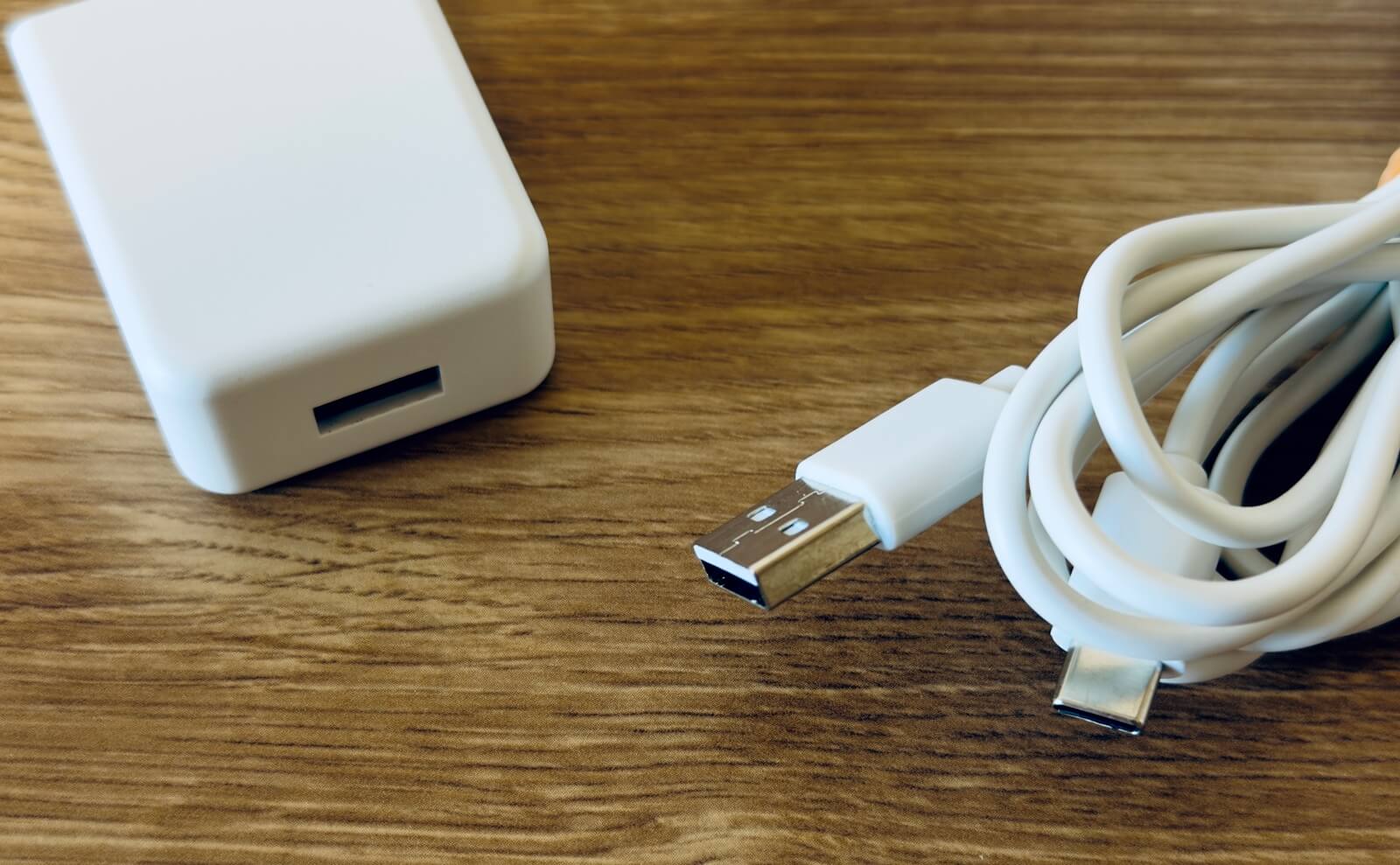 付属の電源アダプタはUSB-A出力。ケーブルはUSB-A→USB-Cタイプで長さに余裕がある