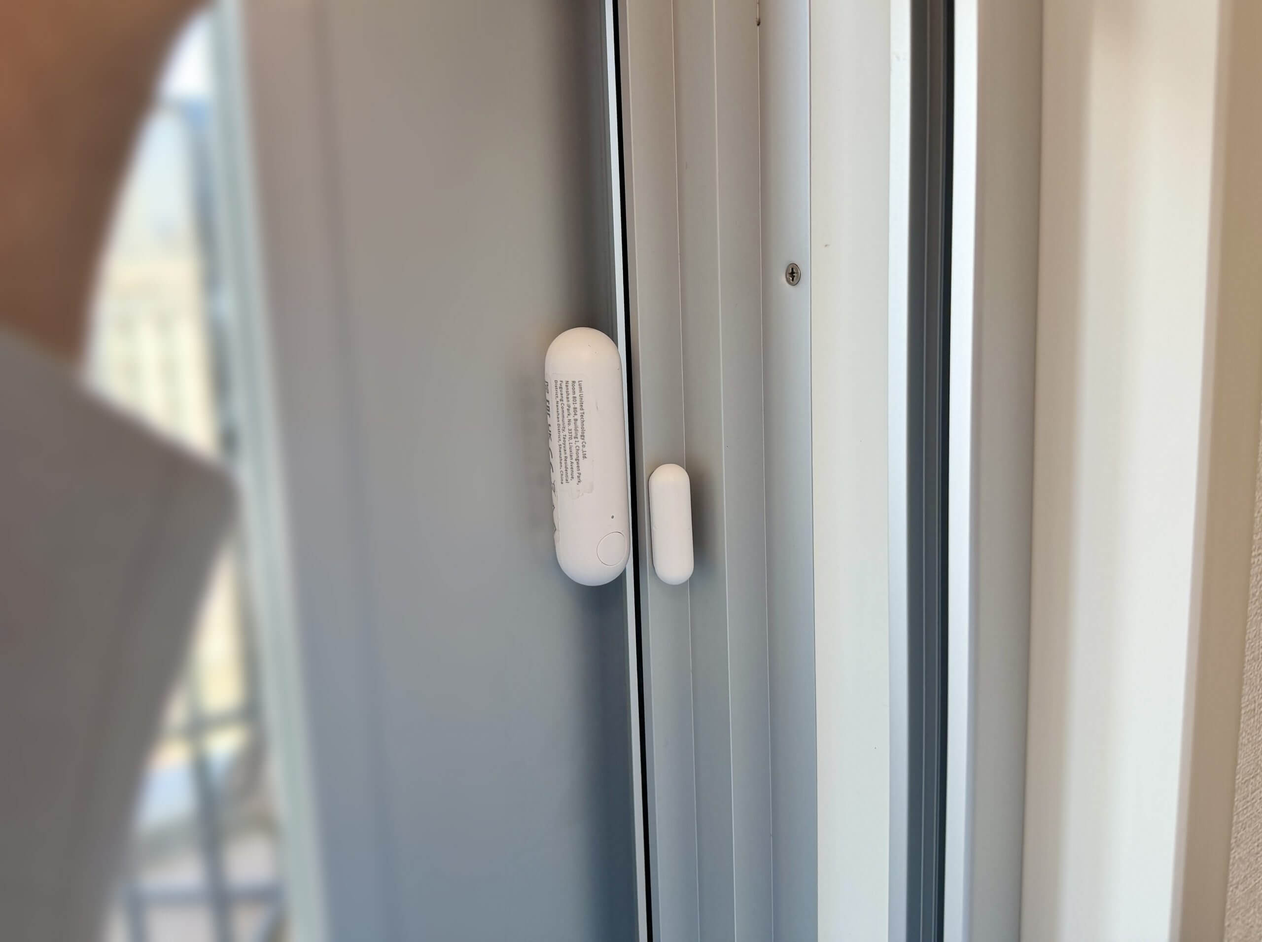 手動で扉を閉める様子