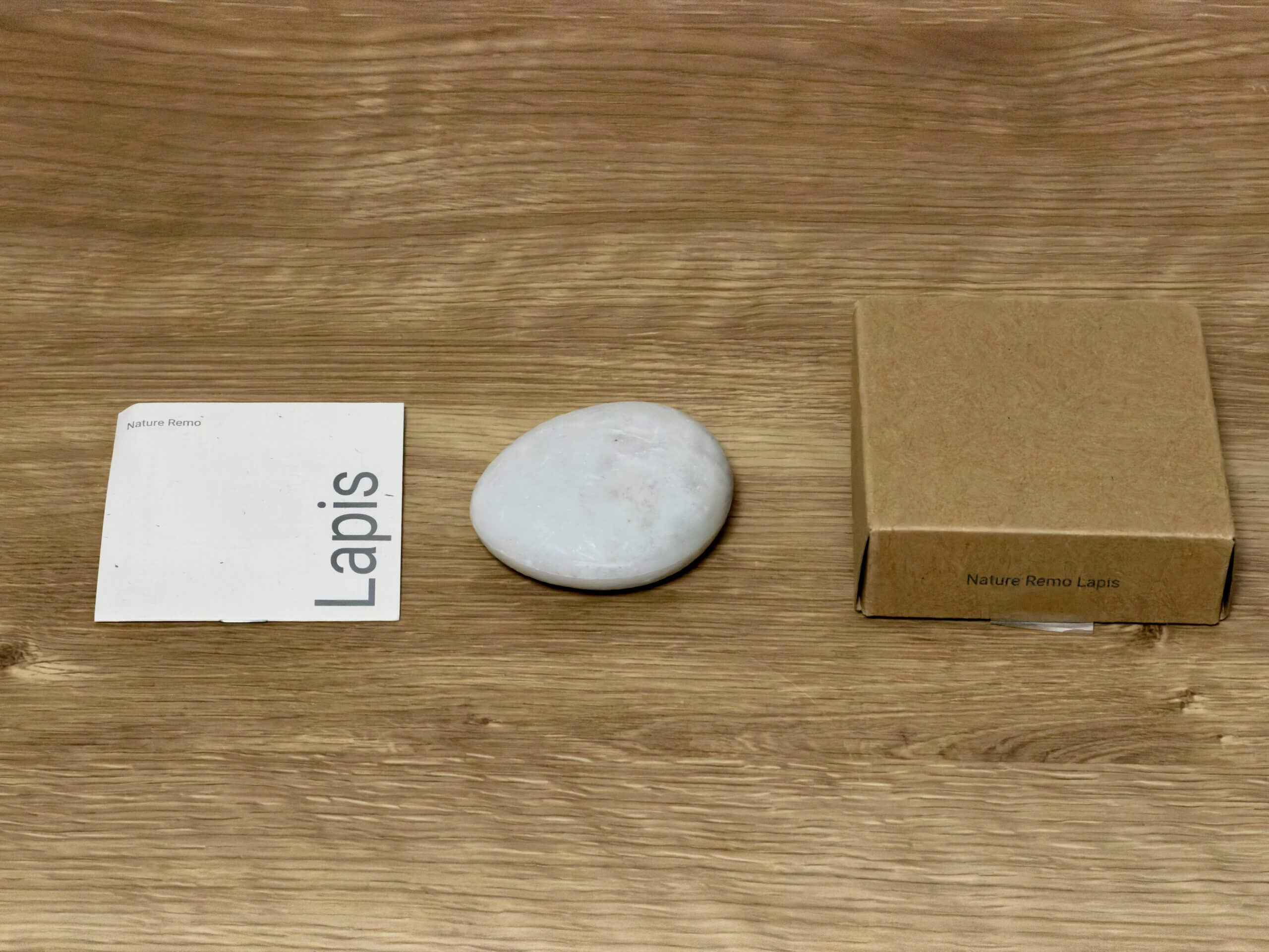 パッケージと本体と石のような質感のLapis