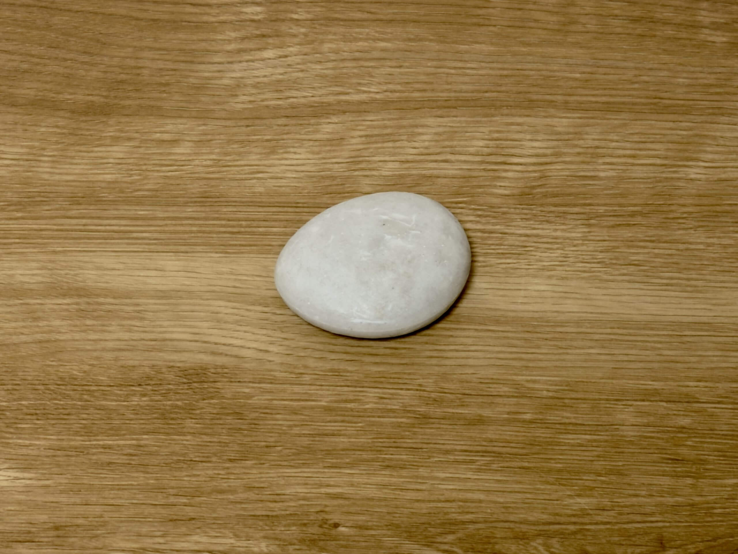 Lapis本体は海辺の石をイメージしたデザイン