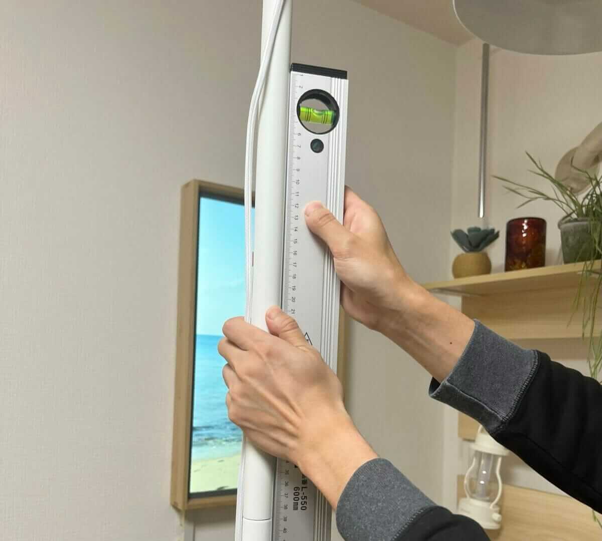 DRAW A LINEを水平器を使って取り付けている様子