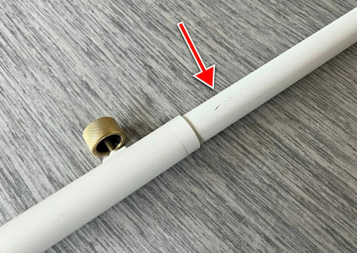 DRAW A LINEで真鍮ネジを緩めずに調節して傷ができた様子